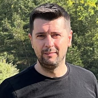 Elimde kırık bir terazi Göğsümde yaralı bi Asi Gözümde koskoca bir Mazi Değilim artık mütevazi Umrumda değil lan @GalatasaraySK #Hedef26/Avrupa