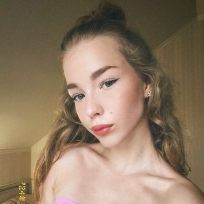 Yulyasha_ya's profile picture. ✍️