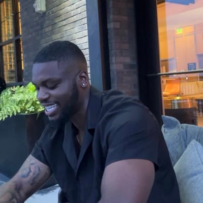 Teaching men how to lead, attract, and move with presence. I come with years of experience and dating hundreds of women. Check out my YouTube ⬇️⬇️