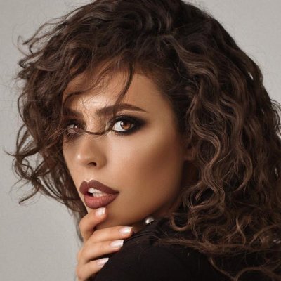 LunainValentina's profile picture. Dancing through dimensions with a gelato in hand 🍦🌍💫
Spreading serotonin, sparkles & unsolicited wisdom ✨🧠💕
Fluent in joy, daydreams & dramatic exits 🎭🚀