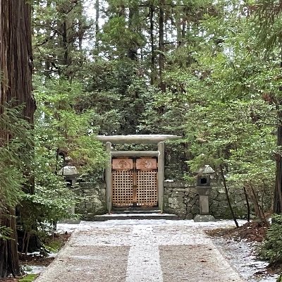 JGXfsoLLQB98963's profile picture. 哲学者梅原猛先生は越後佐渡を巡り、著書日本の霊性の中で新潟を霊性の国と表現しました。著書には日蓮、親鸞が流刑地で宗教的覚醒をし、良寛など高名な宗教者を輩出しているとあります。その霊性を導いたものを感じたく各所を訪ねています。
良寛|鈴木文䑓|野本恭八郎|順徳上皇|世阿弥|佐渡郷土大学|大好き新潟|釣りパラダイス