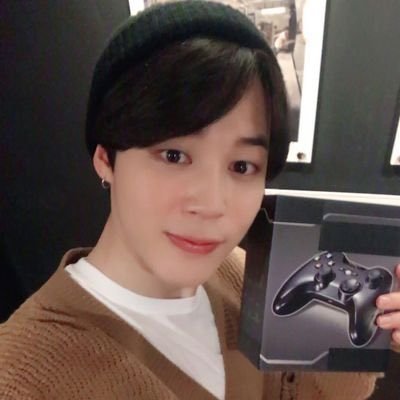 eu e o jimin beijando o narizinho do nosso gato