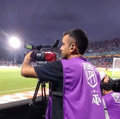 Periodista deportivo devenido a camarografo