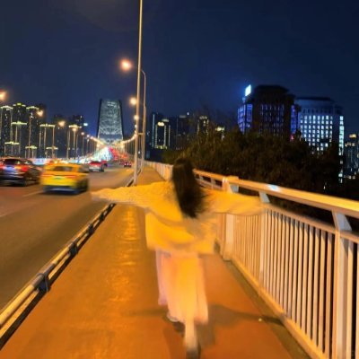 私は自信を持っていますが😌、自惚れているわけではありません🙅♀️💭。
なぜなら、自分にできないことがあると素直に認めたいからです🫶✨。
私は物事に執着しますが🎯、頑固ではありません🙂。
自分の信念を貫くことで、最も完璧な結末と交換できることを願っているからです🌈💫!