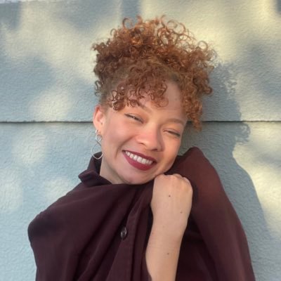 Artista, Educadora Social, gentil até que se prove o contrário, sem agenda e ruim com redes sociais.