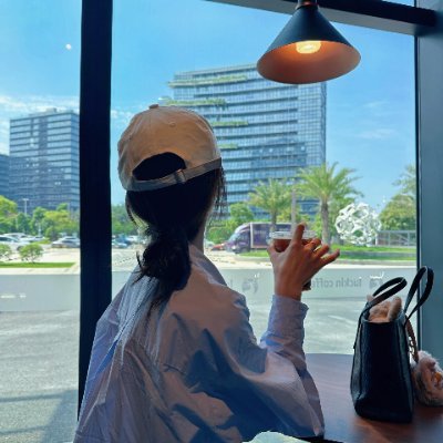 🌿生活の中の私は、ちょっとしたスロースターターです🐢
出会ったばかりのときは静かに感じられるかもしれません。
でも…🌟親しくなればなるほど、
星座の話🌌、人生についての語り合い🌱、
おすすめのブックリスト📚や、映画の感想🎬、
さらには「なぜ犬より猫のほうが寒がりなのか?」なんていう話までできる、
そう、