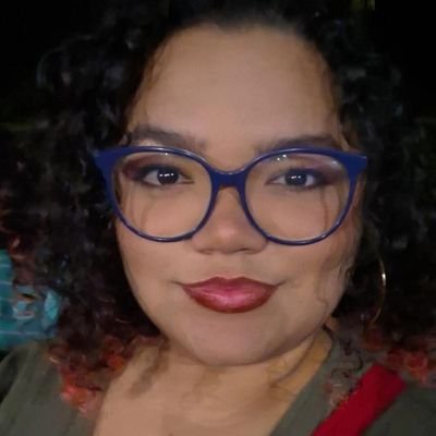 swiftie, convertida ao army, leitora com uma ressaca literária interminável, apreciadora de doramas, meio zuruó das ideia