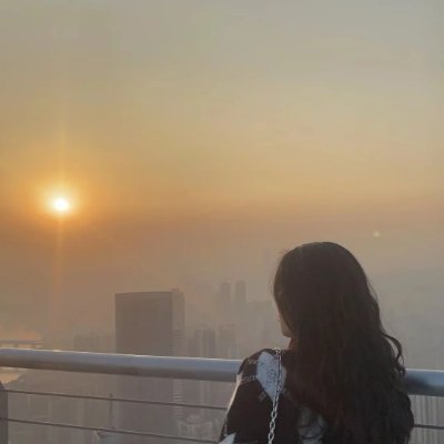 🌙INFJ|
一見すると少し冷たくて、静かで、
でもその奥には、ゆっくりと心から湧き上がるあたたかさがあります🫧
🧊普段はあまり多くを語らないけれど、
親しくなればなるほど、たくさん話すようになります💬✨
☕深みのある会話、あたたかい言葉のやりとりが好きで、
📖そして一人でいる静かな時間の中でも、
自分の