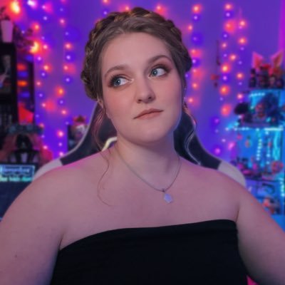Nycki 🌟 | she/they | horror variety streamer 👻 bookish girly 📚 actor 🎭 📧 nyckistars@gmail.com