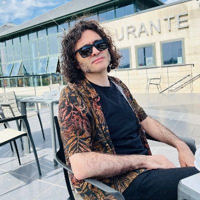Poesía y alrededores.
De las cosas pálidas (La Bella Varsovia, 2025)
Profesor en una universidad pública
Anarquista prusiano