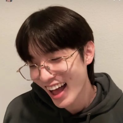 choiok7033's profile picture. Fan account for BTS ,eaj하는게 삶의 낙~~😍 투표도 하고 알티도 많아요 손 잡아 주실거죠~~ 💜칠방탄, eaj 모두 무지 좋아합니다~~💜공계사용 @BTS_twt #eajpark
