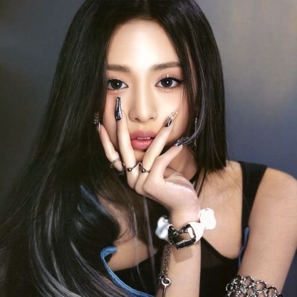 stuck on ahyeon 🦋, chiquita🐈⬛ rora 🐼 ruka 🦥 | in love with their billionaire glow | MONSTIEZ stan | STUCK IN THEIR WORLD desde ESPAÑA 💃🏼