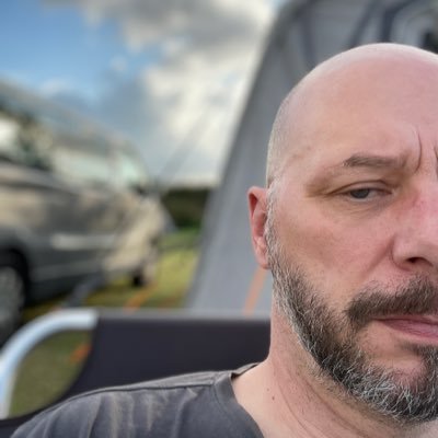 Alter Sack und arbeitsloser Influenzer. Attraktiver, alter Neusingle. Früher mal Mann von der Frau. Jetzt nur noch Vater von den Mädels. Sucht Nix.