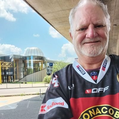 Jean-Michel, Rouennais exilé en Sarthe, accro au #hockey et inconditionnel du @FCRouen depuis 1967, de @WestHam depuis 1981 et des @DragonsdeRouen depuis 1985