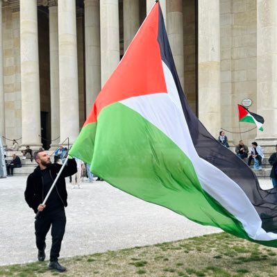 إن تطحنِ الحربُ الضَّروسُ عِظامَنا سنعودُ وهْيَ سنابــلٌ ونخـــــيــــــلُ