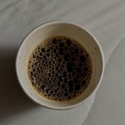 أجلسُ في غُرفتي بَين أوراقي. حيُث وجدُت نفسي بَين أحرُفي التي كُلما غُصت وتعمقتَ بها،أحب الطبيعة،تجُدني بين الأشجار صديقة للكُتب والقهوة