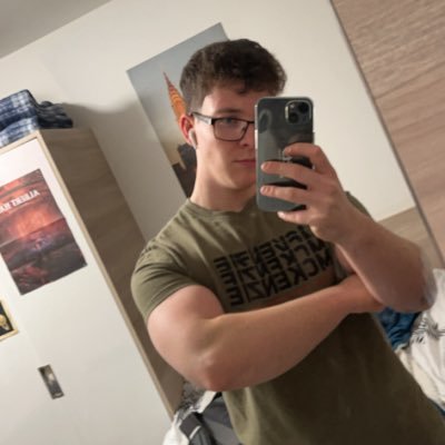 21 | Nerdy Dom | Feet, Trainers, Socks, Spit | DM for custom content | Submit and Send 🦶⬇️