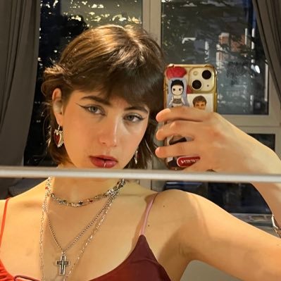 esthergg02's profile picture. el desenfrenado amor a la vida❤️🩹|filosofía y ciencias políticas ucm|