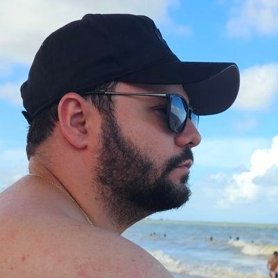 Doutor em ciências ocultas, filosofia dramática, pediatria charlatânica, biologia dogmática e astrologia
eletrônica.