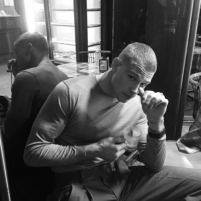 ᴳʳʸᶠᶠᶤᶰᵈᵒʳ · ────· ᴴᶤʲᵒ ᵈᵉ ᵐᵘᵍᵍˡᵉˢ ────· Jefe de departamento ────────Cooperación Mágica Internacional ──────── ·𓃬 #Fake
