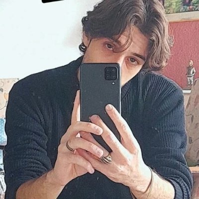 Un caso perdido como muchos, no soy especial y me encantan las empanadas de jamón y queso. Soy espiritualmente un camarón