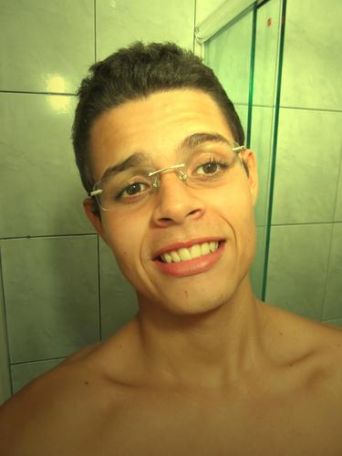 Não sou pra todos,gosto muito do meu mundinho.Ele é cheio de mistérios,palavras loucas e cores misturadas.