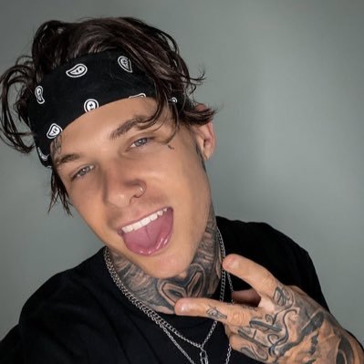 FelixRoen's profile picture. RP • Southpaw from Lorain who did time & hits harder than life ever did • They called my Lefty for a reason • Concrete bred, cold fed •