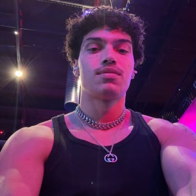 Frat Bi ↕️ Boy - I’ve been told my OF is apparently pretty hot 🔥 😏 Gemini ♊️ https://t.co/8FEn68abnH ⚡️18+ Only (send face & age in dm for collab)