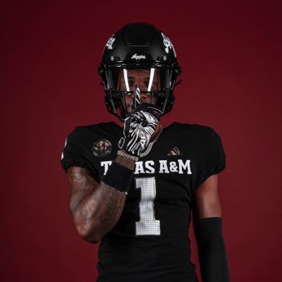 Desert Edge HS🦂|| C/O 2026 DB 6’1 180|| Laser 4.4 40||38 inch standing vertical||11-2 standing broad jump|| 4⭐️ ESPN 300 @aggiefootball