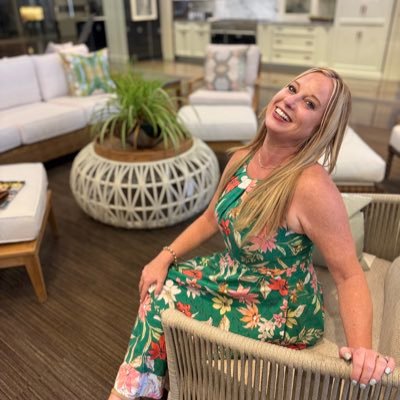 Modern Mom, juggling two kids, a Chiropractor husband and an amazing real estate career where I get to help peoples dreams become a reality.