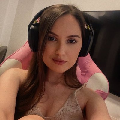 Love traveling 🛫, music 🎶, fitness ⛷️, reading 🙇♀️