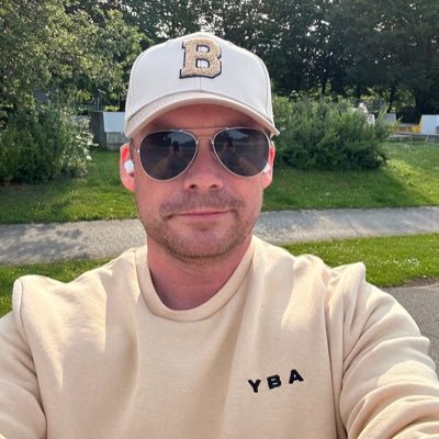 Allermest BIF, VSTGN, Meget YNWA, en del fodbold , noget musik og en smule politik 💛💙💪❤️