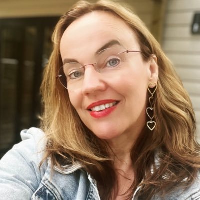 Entrepreneur • Psychologist & Systemic Coach • Politically engaged • Chair & Board Member. Grounded in grace, shaped by stillness, faith, and a love for justice