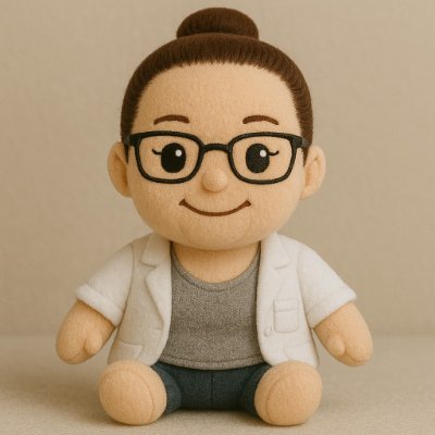 Klein, rund, große Klappe, nicht auf den Kopf gefallen. Passt schon!
Jobverliebt. 💊👩👧👦
Angeleckt von @mr_sweetis 💕
Herz vergeben, Herz verschenkt. ❤️