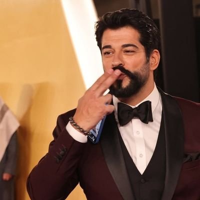 esmaxozcivitim's profile picture. @burakozcivit
