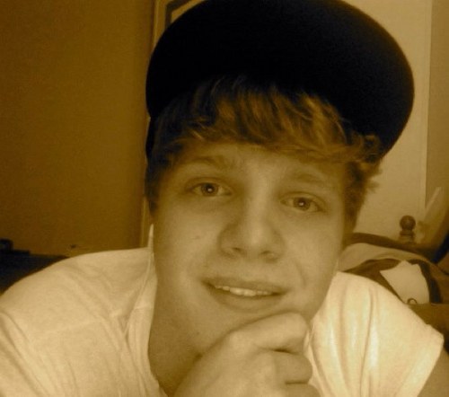 AndrewLittle907's profile picture. 