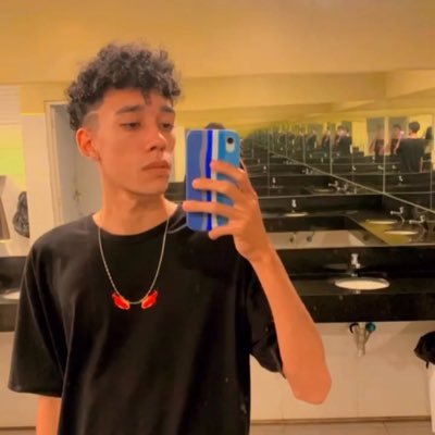 brsilva_2's profile picture. @SaoPauloFC❤️🤍🖤 || Ninguém se importa com suas dores no caminho, mas tu caminhou sozinho, foque em não sair do trilho.