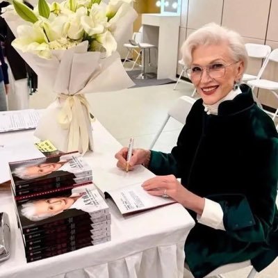 Bestselling international Author of A woman Makes A Plan 📖Doctor of Dietetics 👩🏼🎓 Supermodel 🤨💃🏻 #itsGreatTobe79 Manager:anna@mayemusk.com