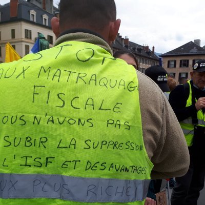 Gilet jaune dans l’âme, rouge dans les idées, bleu de travail sur le dos. Si t’as vendu ton pays à l’UE ou à BlackRock, passe ton chemin. Ici, on parle Nation !