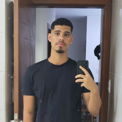 aplicador assíduo de hipérbole; metamorfose ambulante;
antropófago,esotérico e discricionário.