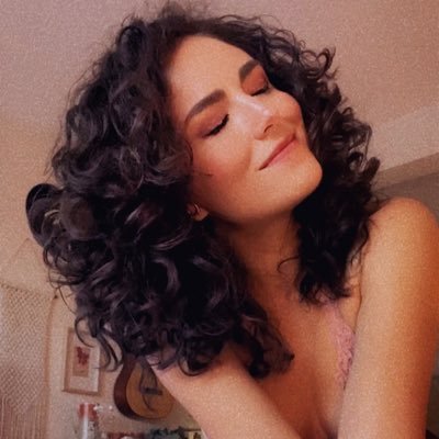 En las mañanas doy las noticias, en las tardes estudio psicología, en las noches voy al Teatro y los fines canto y escribo canciones. ✨🎶🌸🤍