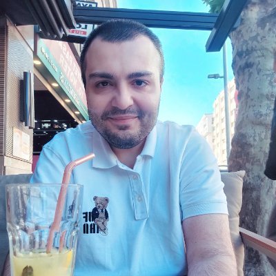 Demokratik sol Kemalist, ulusçu, antiemperyalist. 
Bir zamanların Maria Sharapova ve Roger Federer taraftarı.
Speak English, parle français.