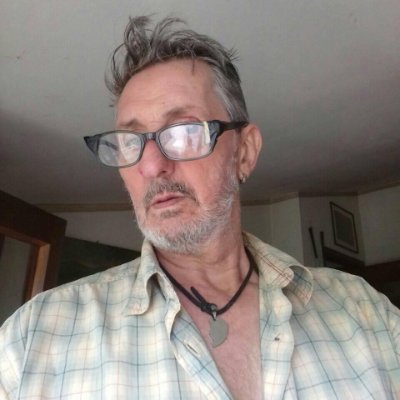 solo un'uomo ma non un'uomo solo,spiritosissimissimo,BUGIARDO, 1/2poeta,già morto,eterno,ateo,Architetto,magico quanto basta,1007 difetti