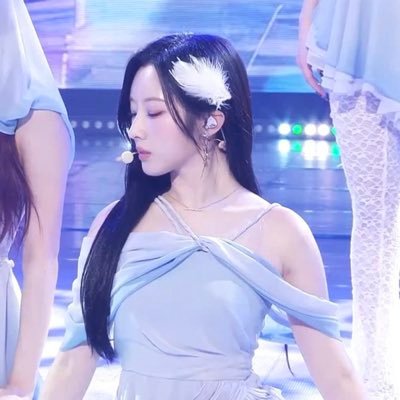 Black | ‘03 | Groups where all members are adults have my heart | babytiny /072125