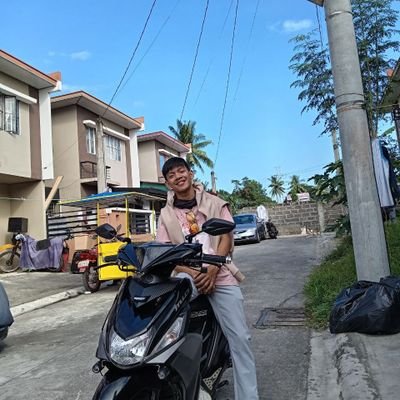 vnyvess's profile picture. 💨💨💨