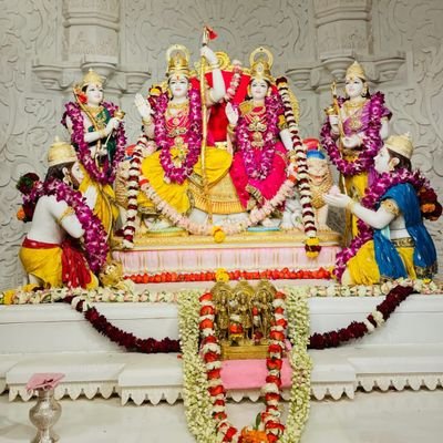 यदा यदा ही धर्मस्य ग्लानिर्भवति भारत, अभ्युधानम् अधर्मस्य तदात्मानं सृजाम्यहम् । परित्राणाय साधुनाम विनाशाय चः दुष्कृताम, धर्म संस्थापनार्थाय सम्भावामी युगे युग
