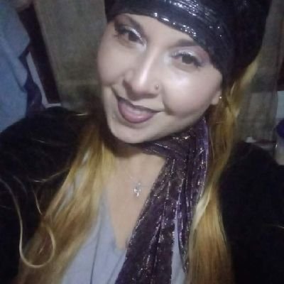 Cantante y gusta poetizar poetizar. Amante de las letras, expresión, amo la simplicidad en su máximo esplendor, soy un manojo de emociones guiada por la lluvia.