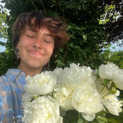 Call me Melo et on s’entendra bien. They/Them/Iel. Adepte de musique, de plantes et de capture de souvenirs. 25 yo Instagram: @ lemelidemelo