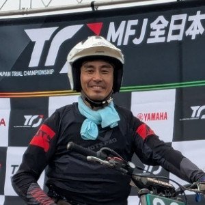 50代の平凡なアマチュアライダー。
トライアル国際B級、元ロードレース国際。
ロードレースはプライベートライダーで全日本、8耐、アジア選手権まで挑戦。仕事ではエンジニアでMotoGP転戦まで。トライアルはこれから(笑)。
仕事は元エンジン系のエンジニア。ここ10年はグローバル企業間の研究開発マネジメント。博士(工学)。
