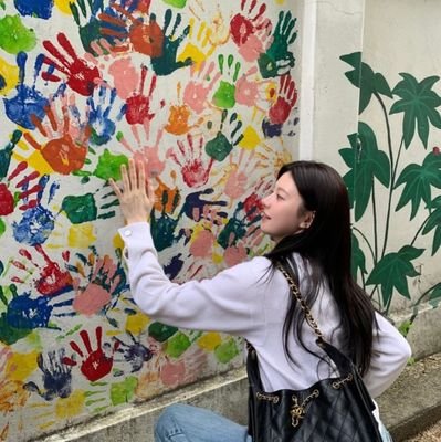 erinslair's profile picture. ⌗ perhaps some coloring will do